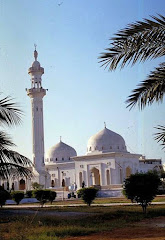 Bait ul Mukarram exterior in the 1990s with young palm trees and open surroundings